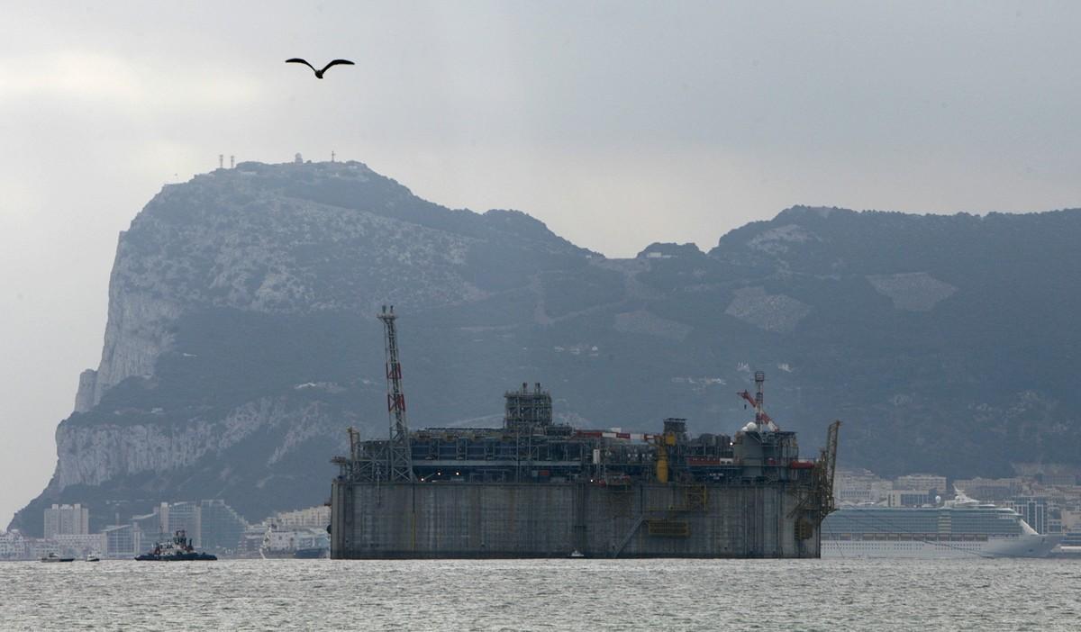 Huge LNG platform is pulled out of Algeciras bay enroute to the Adriatic Sea Huge LNG platform is pulled out of Algeciras bay enroute to the Adriatic Sea