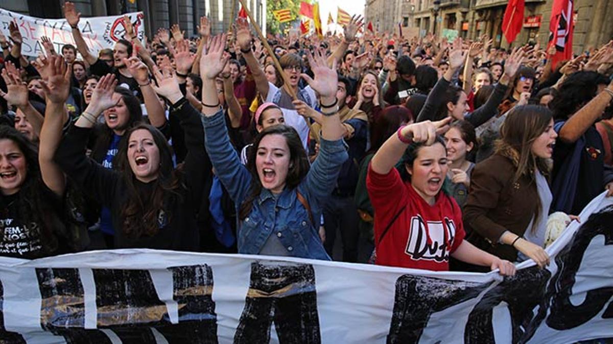 Manifestació dels universitaris en contra del decret 3+2 i a favor de l’educació pública i gratuïta.