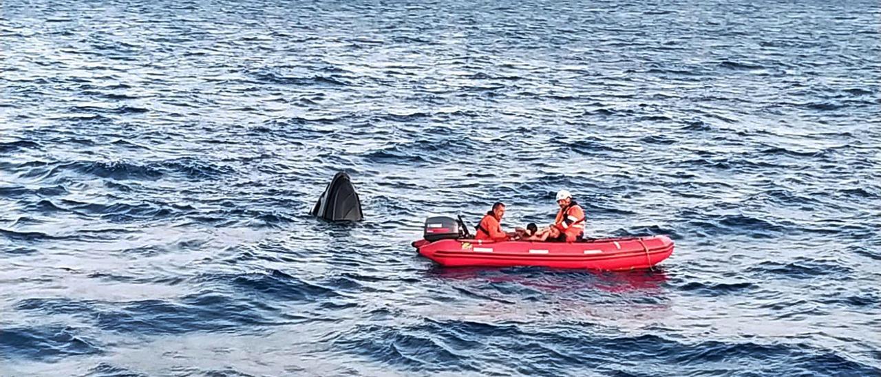 Imágen de archivo del rescate de dos tripulantes que quedaron a la deriva con su moto de agua hace unos días. | @SALVAMENTOGOB
