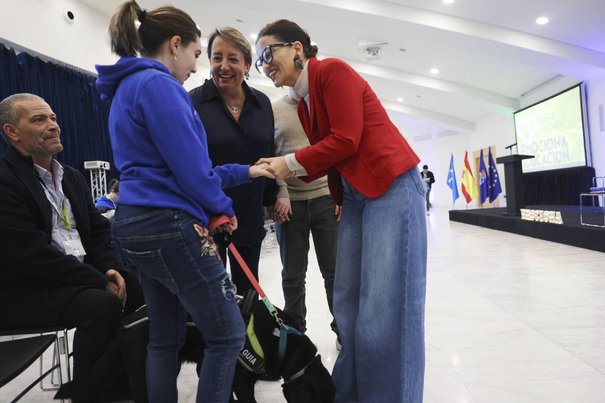 Carmen López, Elisa Beltrán y Sira Rego, antes de la charla.