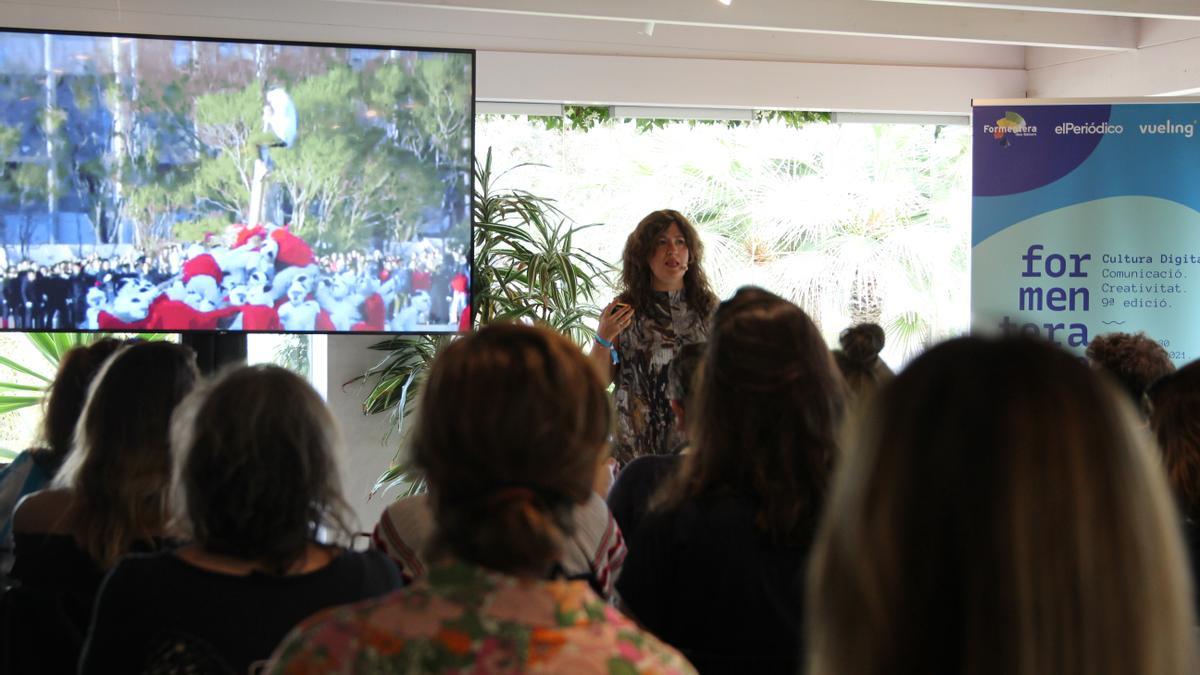 Mónica Moro, exdirectora creativa de McCann, bajo la atenta mirada de los asistentes del Formentera20