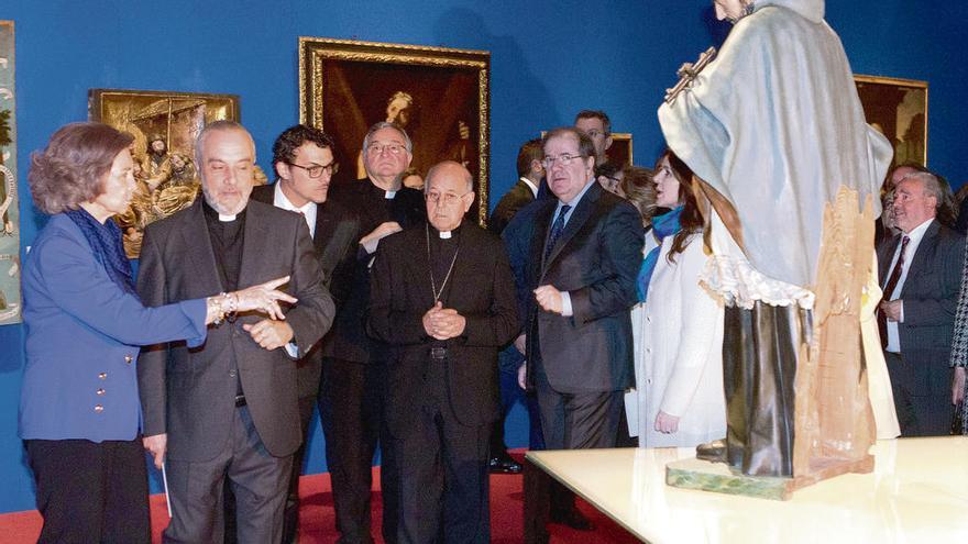 La reina Sofía durante el acto inaugural de Las Edades del Hombre, acompañada por representantes de la Iglesia y de la política regional y municipal.