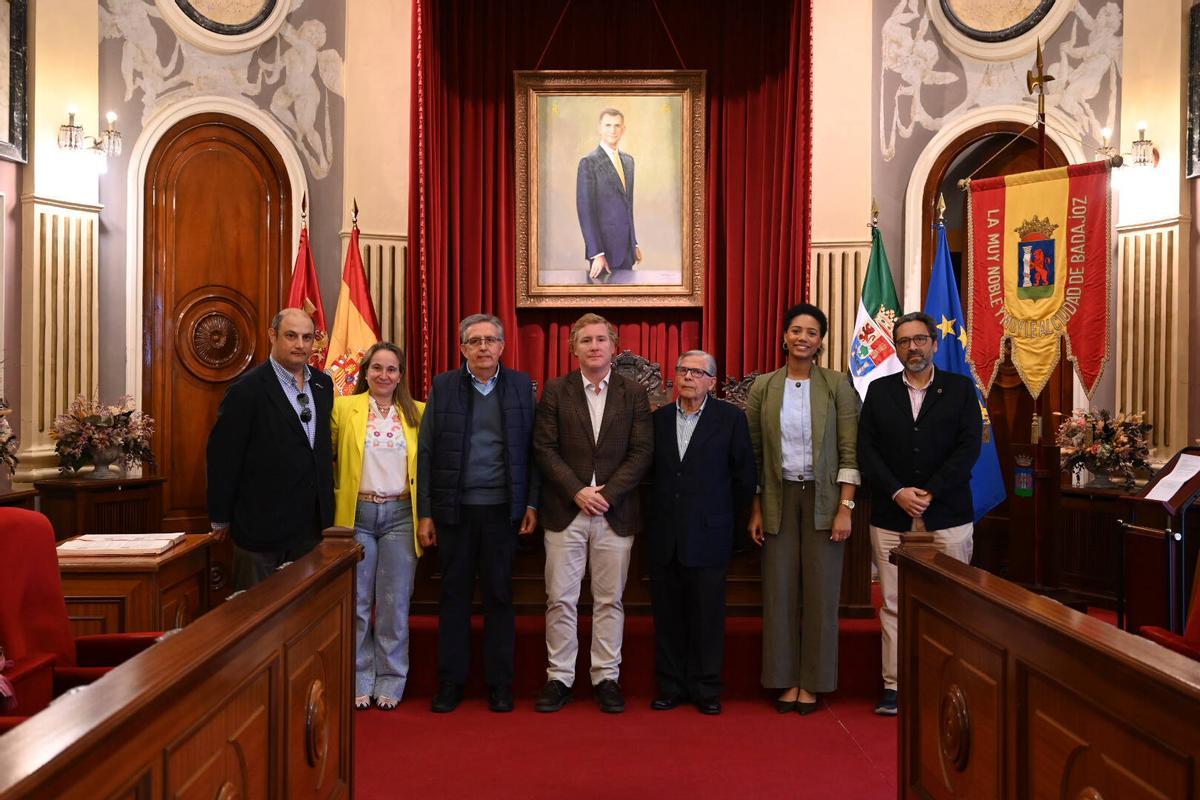 Foto de familia en el salón de plenos del ayuntamiento durante el acto