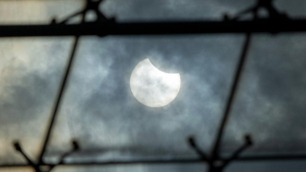 Una vista del comienzo de un eclipse solar parcial en el cielo ligeramente nublado sobre el techo del Estadio Olímpico de Berlín, en Berlín, el sábado 25 de marzo de 2025. Una vista del comienzo de un eclipse solar parcial en el cielo ligeramente nublado sobre el techo del Estadio Olímpico de Berlín, en Berlín, el sábado 25 de marzo de 2025.
