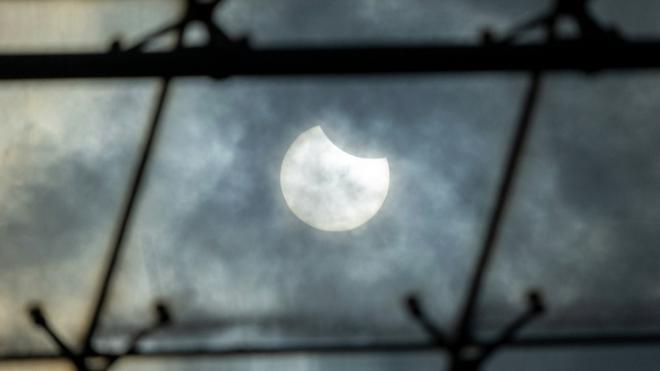 Las imágenes del eclipse solar, el primero de una temporada irrepetible en España.