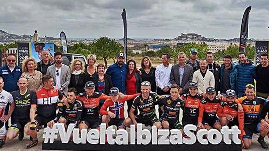 Participantes en la presentación del evento de ayer y algunos de los corredores.