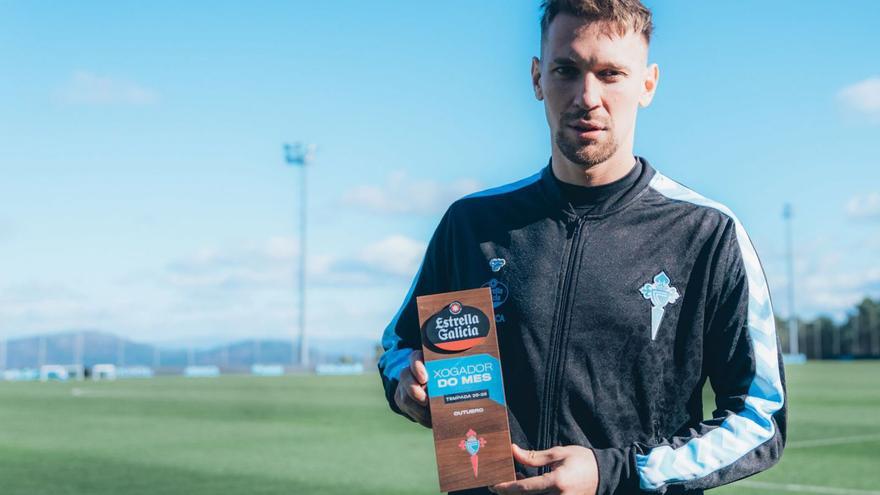 Radu, con
el trofeo, en la ciudad deportiva.
|  RCCV
