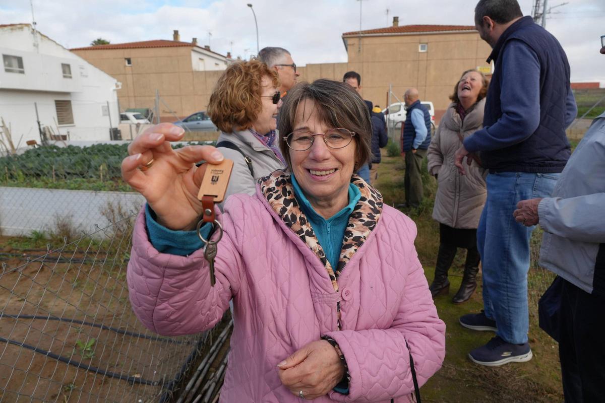 Juana recibe las llaves de su huerto ecológico.