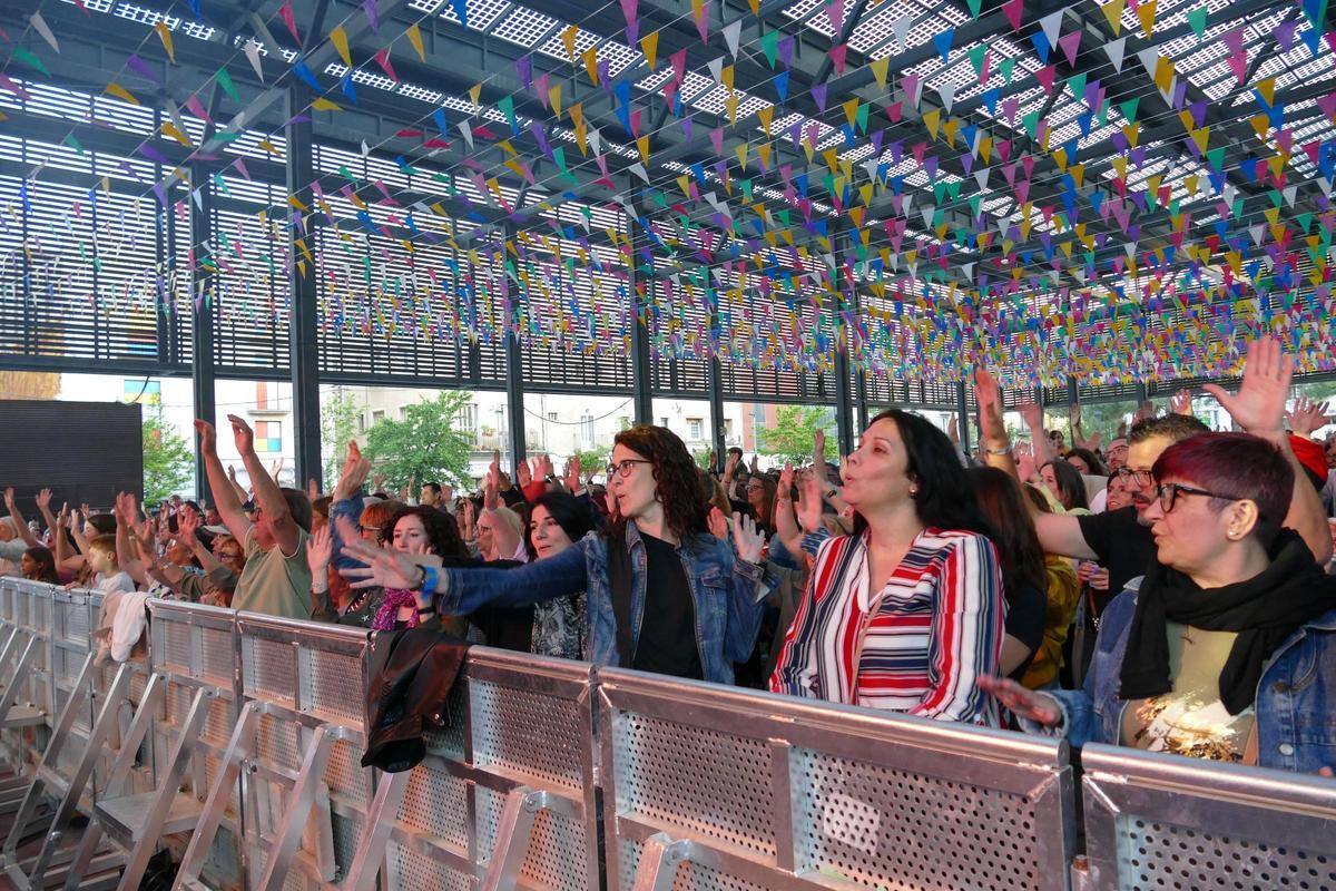 EN IMATGES | La plaça Catalunya de Figueres s'omple de gom a gom amb el concert de l'Orquestra Di-Versiones