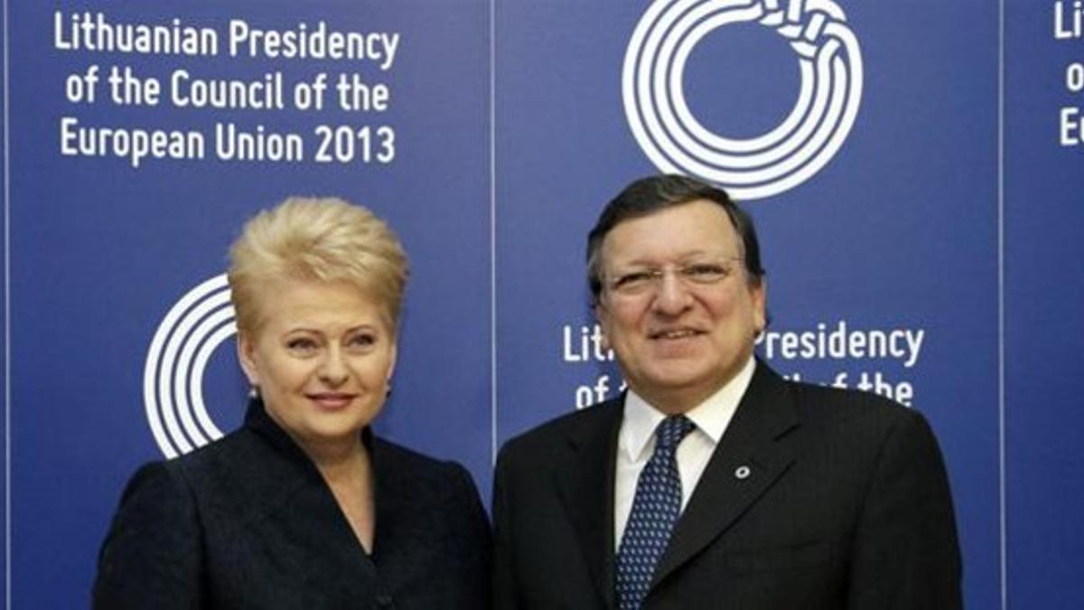 La presidenta lituana, Dalia Grybauskaite, y el presidente de la Comisión Europea, José Manuel Durao Barroso, este jueves en Vilna.