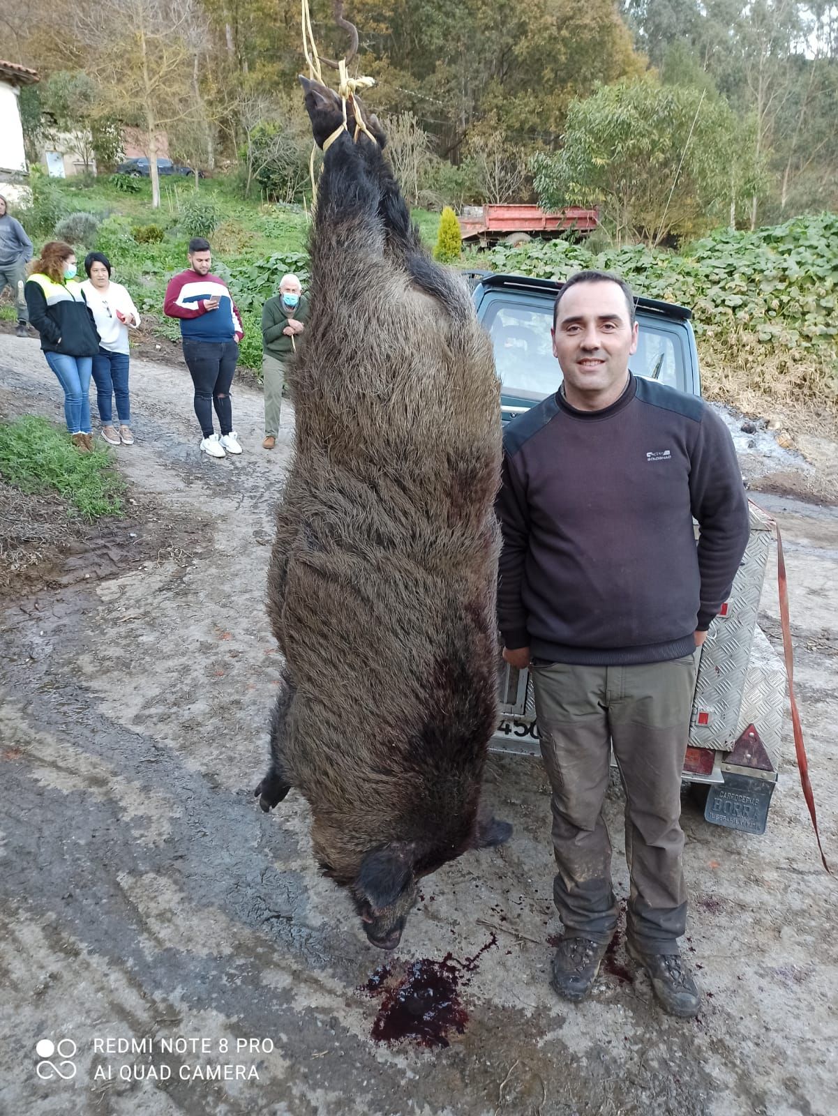 El cazador, Javier Rodríguez, con el jabalí de 160 kilos.