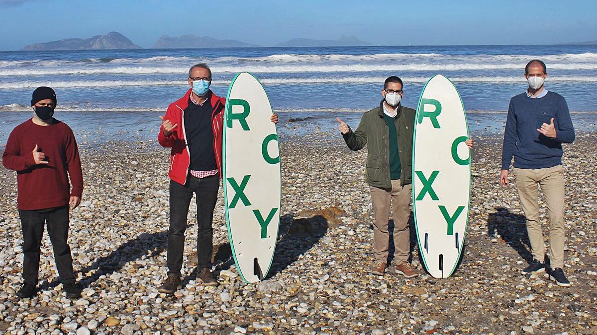 De izquierda a derecha, el presidente de la Federación, Román Díez; el alcalde; el edil Diego García; y  el presidente Asociación de Escuelas de Surf de Patos, Adrián Seoane, en Patos. |