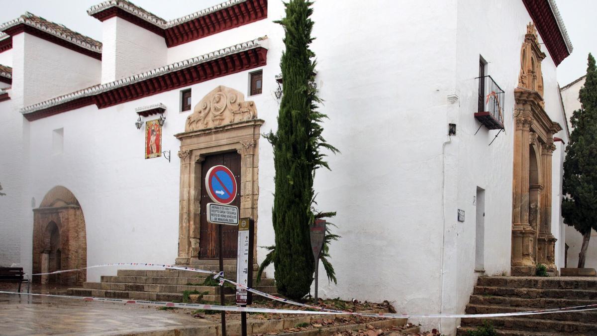 Destrozos en la tejado de la torre de la Iglesia de San Miguel el Bajo, en el Albaicín, producidos por el terremoto en Granada.