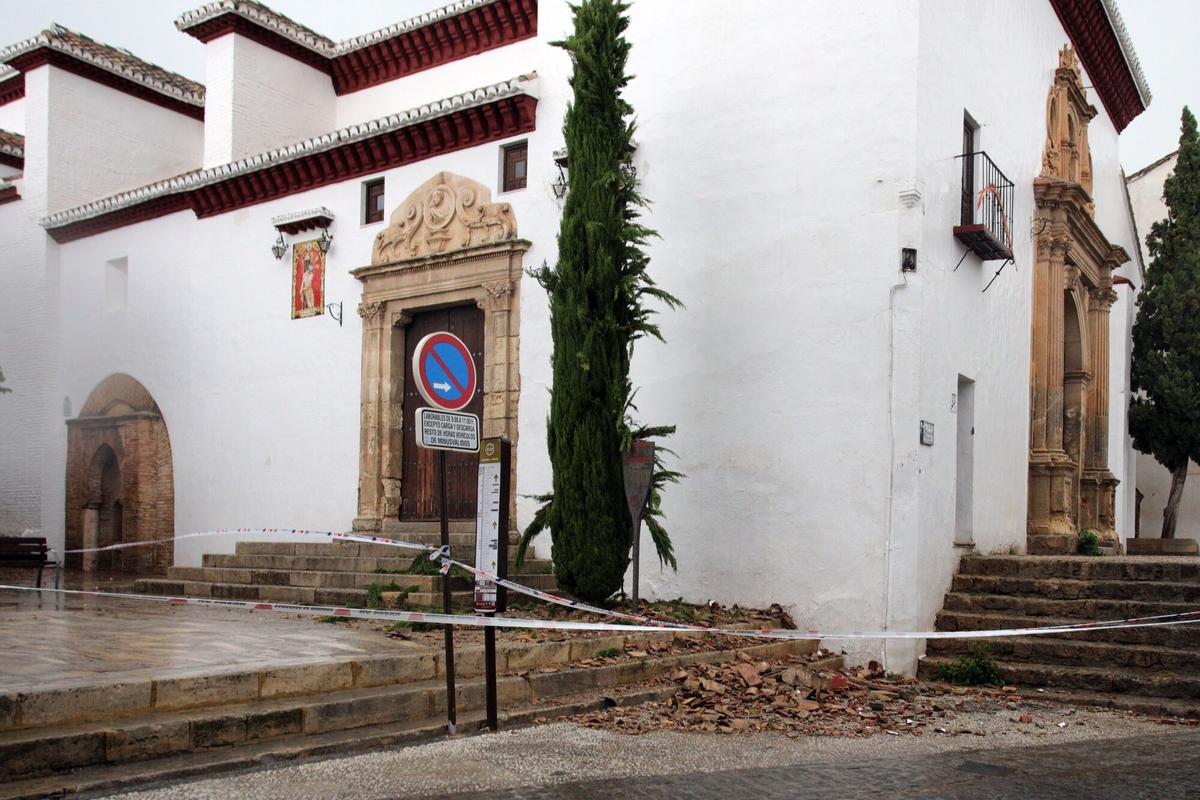 Destrozos en la tejado de la torre de la Iglesia de San Miguel el Bajo, en el Albaicín, producidos por el terremoto en Granada. Destrozos en la tejado de la torre de la Iglesia de San Miguel el Bajo, en el Albaicín, producidos por el terremoto en Granada.