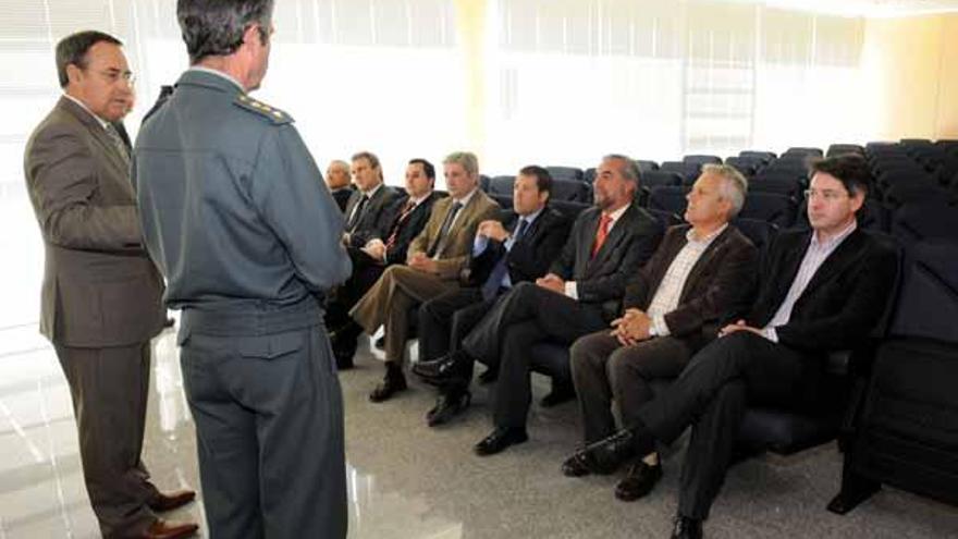 Los alcaldes, con el subdelegado y el coronel-jefe en la Comandancia de la Guardia Civil.