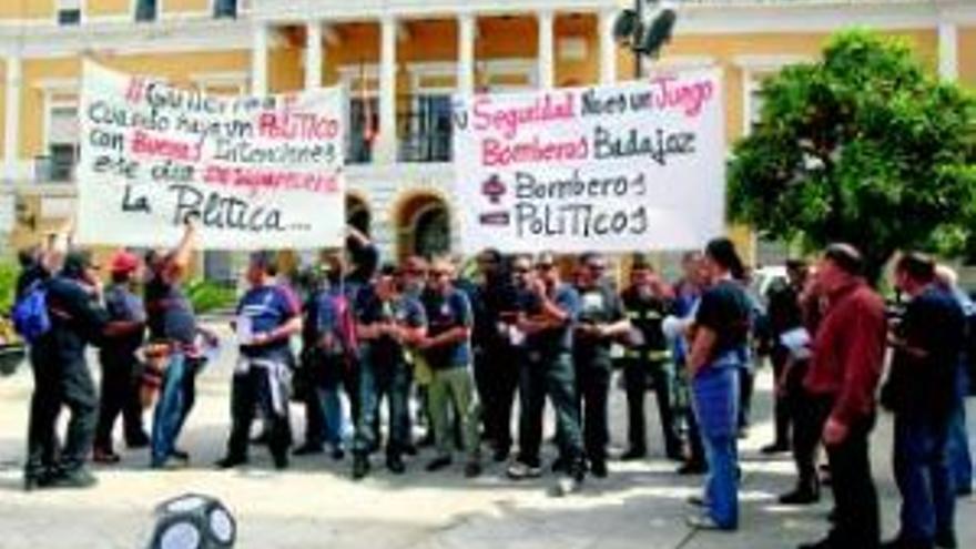 Los bomberos de Badajoz protestan por falta de medios pero el ayuntamiento ve interés económico