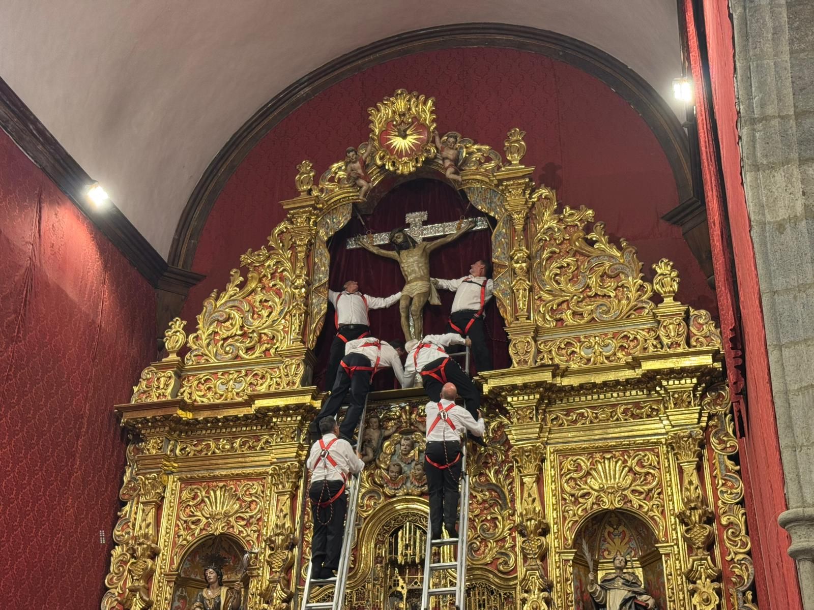 El Santo Cristo de Telde regresa a lo más alto del altar