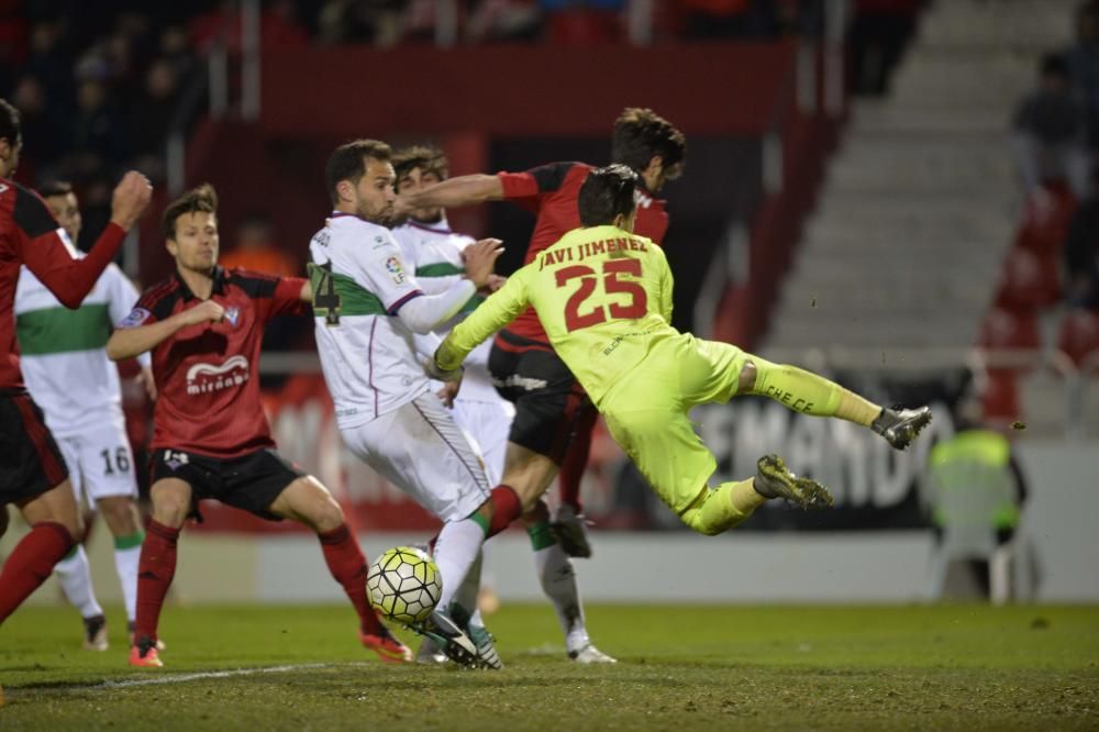 Dos golazos de León permiten al Elche, con un hombre menos por la expulsión de Noblejas, dar la vuelta al partido