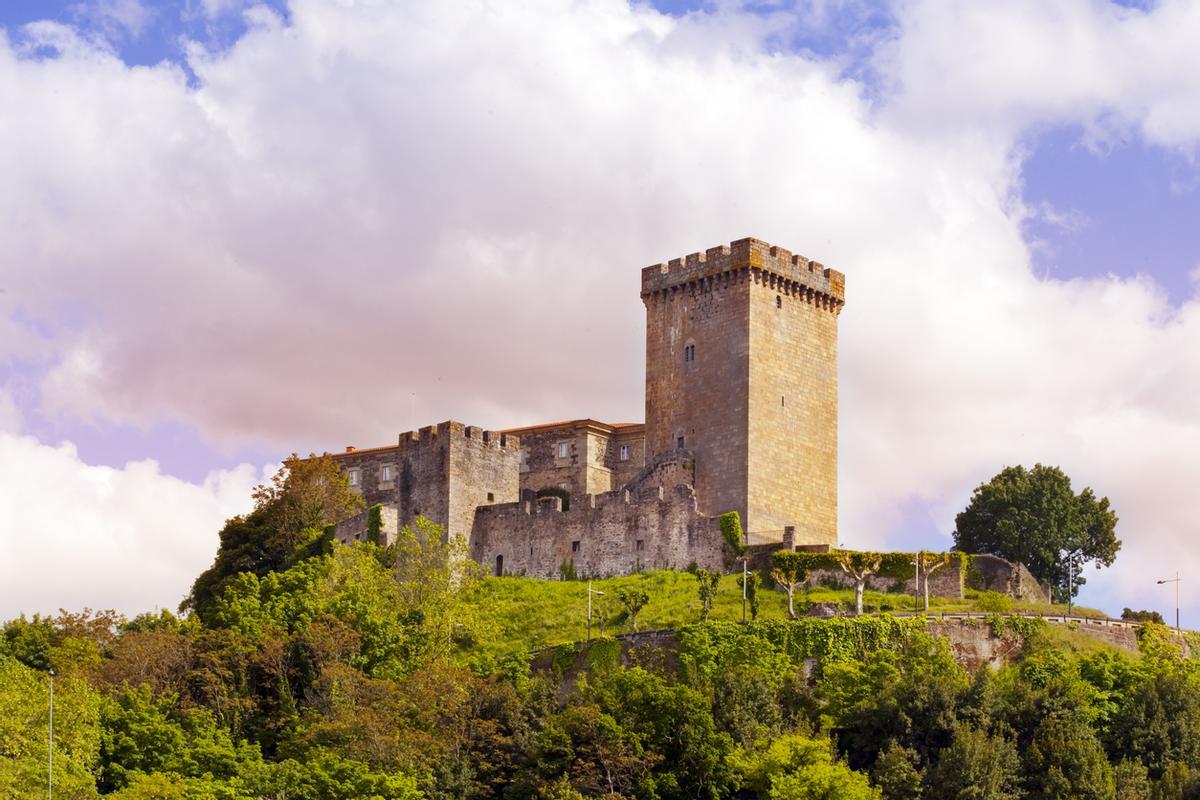 Monforte de Lemos San Vicente do Pino torre y monasterio, Lugo