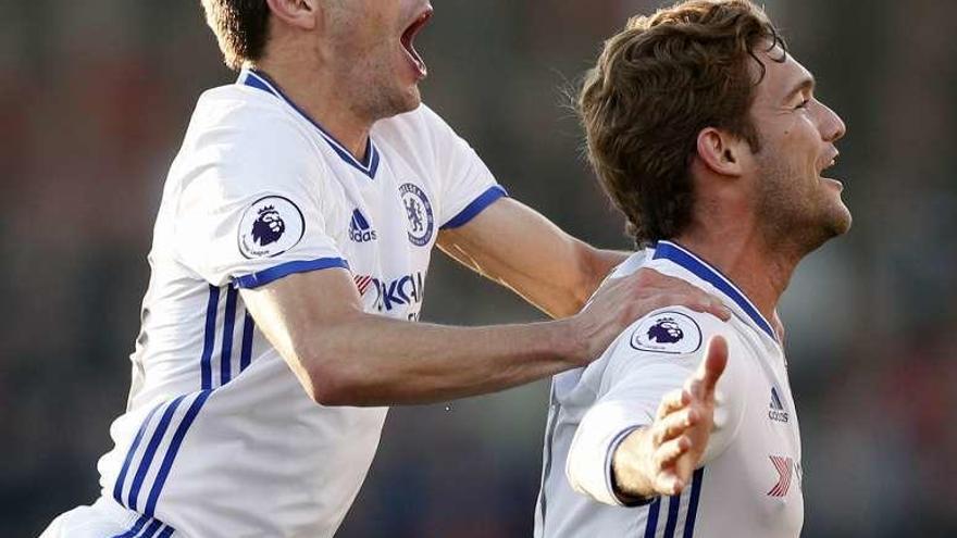 Azpilicueta y Marcos Alonso celebran el tercer gol del Chelsea. // Efe
