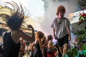 Jóvenes bailan en una fiesta rave celebrada en el centro de Kiev, Ucrania.