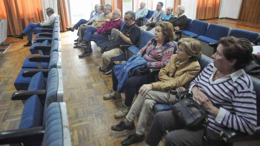 Asistentes a la asamblea anterior del Liceo Casino en la que el presidente anunció su dimisión. // Iñaki Abella