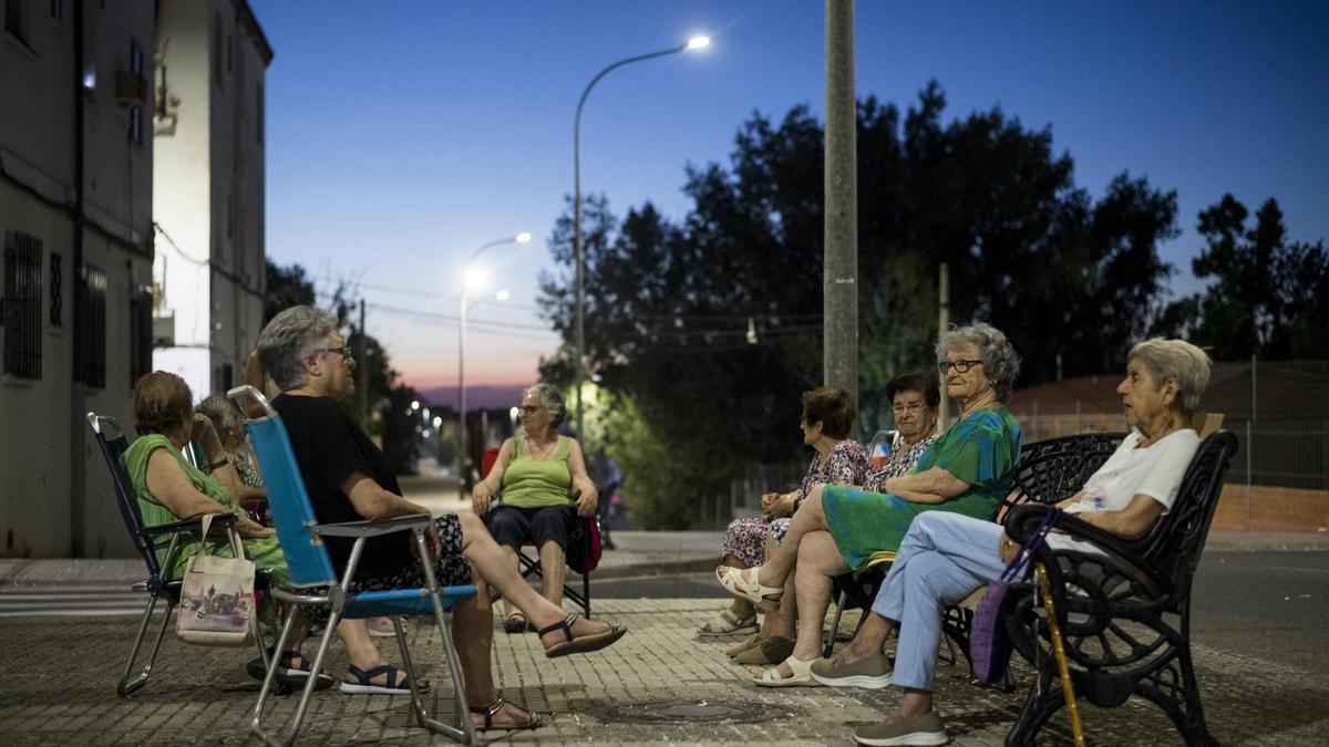 Imagen de un grupo de vecinas hablando "al fresco".