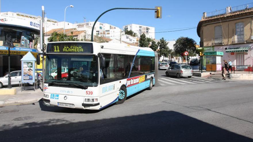 Un autobús de la línea 11 en El Palo.