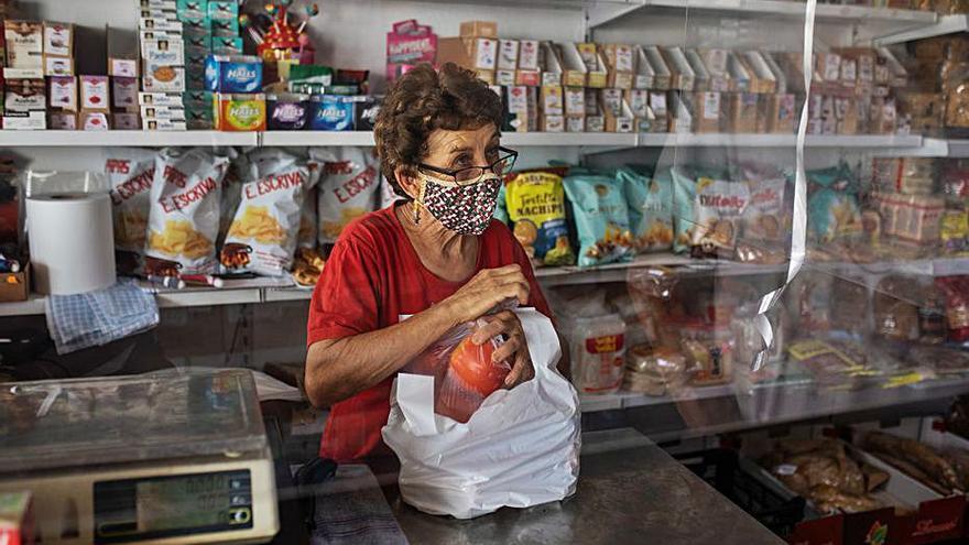 Pepita, dueña de un colmado centenario en Sant Jordi. | Z. W.