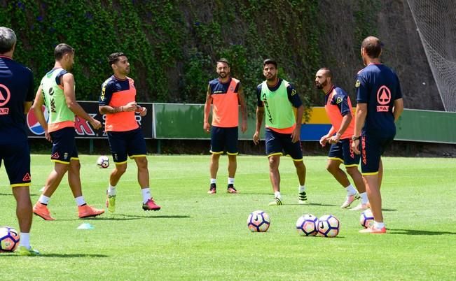 Entrenamiento de la UD Las Palmas en Barranco ...