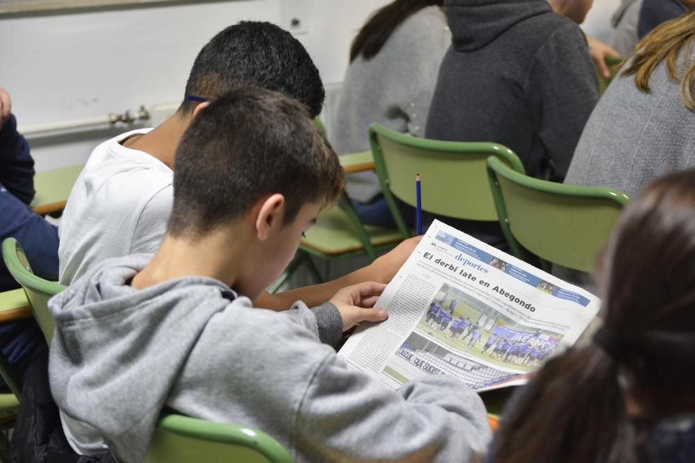 Alumnos de Secundaria de los IES Manuel Murguía y Pastoriza aprenden a diseñar un periódico digital.