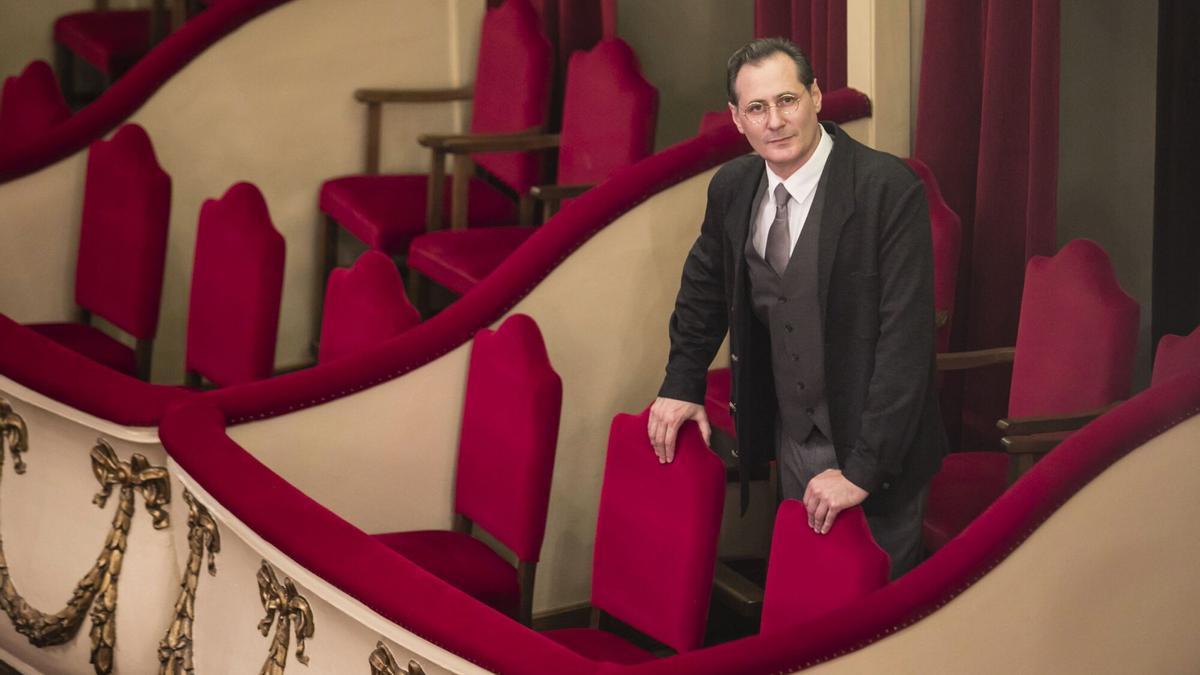 Carlos Lorenzo, caracterizado como Leopoldo Alas, antes de estrenar la obra "El Rector" en Oviedo.