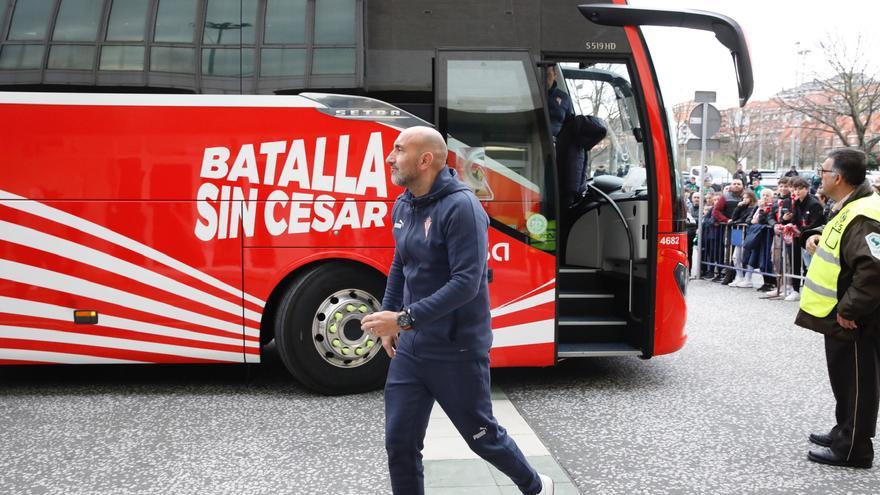 El Sporting repite defensa de cinco para la visita al Racing: Gio, Rivera y Cali, en el banquillo