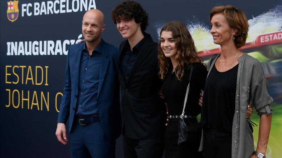 Jordi Cruyff, con sus hijos y su hermana Susila