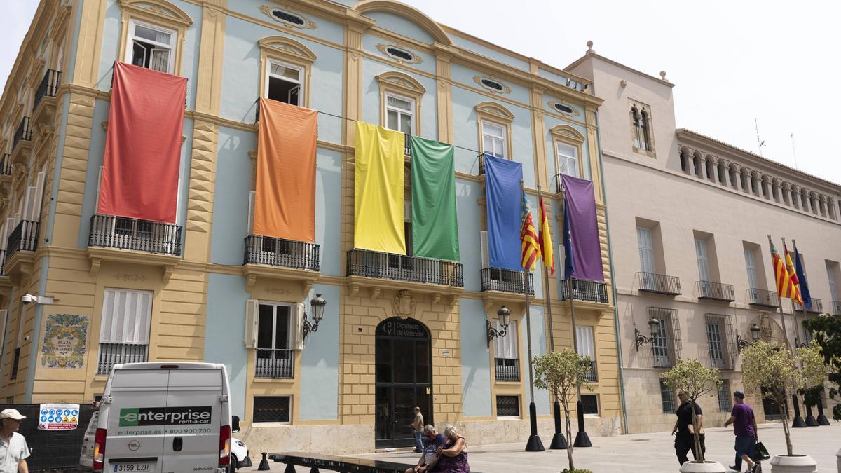 La Guerra De Las Banderas Alcanza A Las Instituciones Con La Llegada De ...