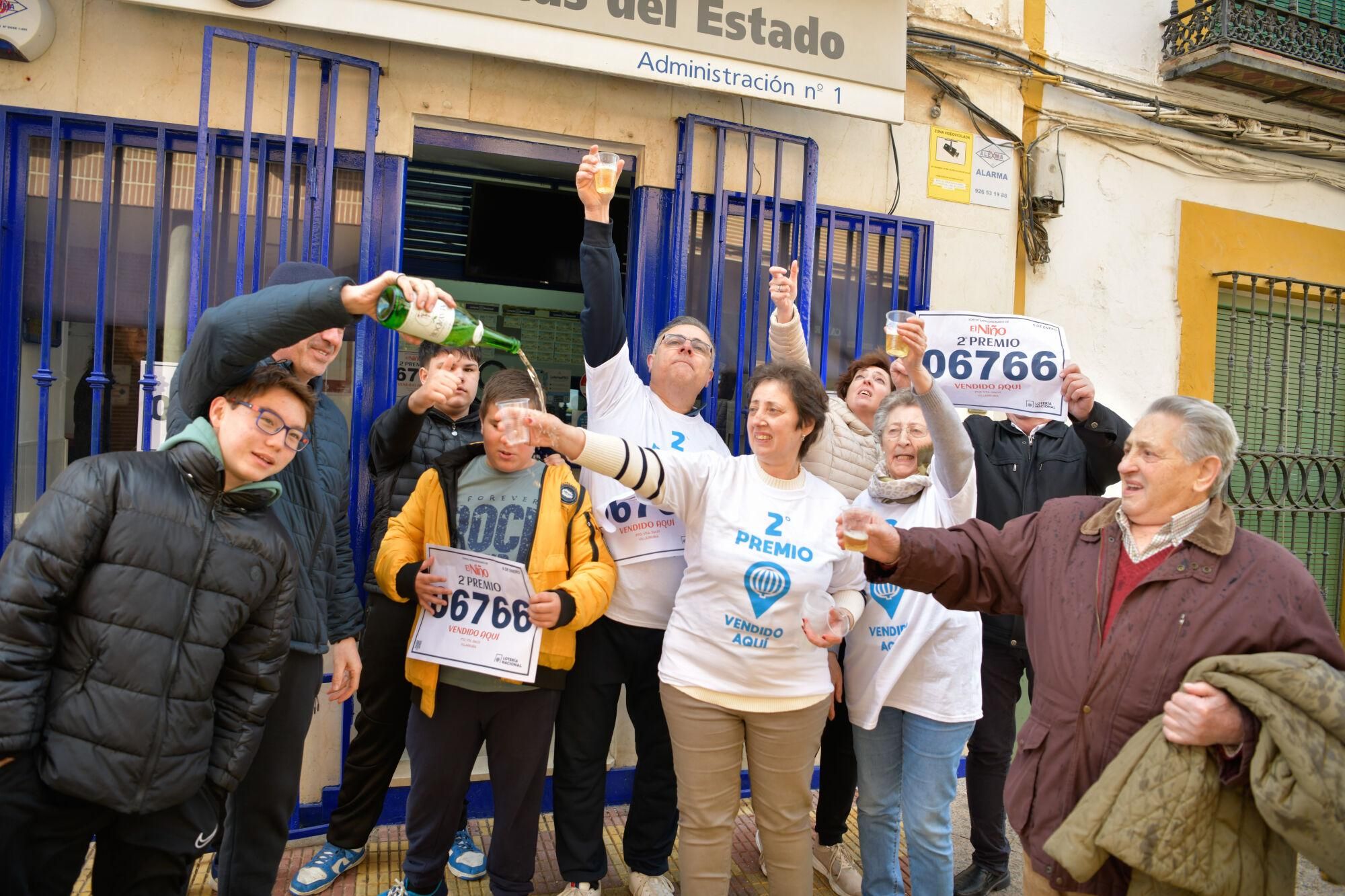 Agraciados con el ‘Segundo Premio’ del Sorteo Extraordinario de El Niño 2025 correspondiente al número 06766 celebran su suerte en la administración de la calle Concepción, 2 de Villarrubia de los Ojos, a 6 de enero de 2025, en Villarubia de los Ojos, Ciudad Real (España). El Sorteo de la Lotería del Niño se celebra en el Salón de Loterías y Apuestas del Estado mediante un sistema de bombos múltiples. Cuenta con una emisión de 55 series de 100.000 billetes cada una, que alcanza los 1.100 millones de euros, destinando el 70%, es decir, 770 millones de euros, a premios. 06 ENERO 2025 Eusebio García del Castillo   / Europa Press 06/01/2025. Eusebio García del Castillo;