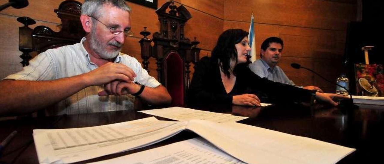 Víctor Caamaño, Fátima Abal y Xurxo Charlín en un pleno municipal. // Iñaki Abella