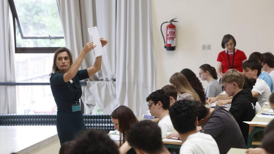 Así fue el examen de Lengua y Literatura de la PAU 2026 en Asturias: un poema del ovetense Ángel González