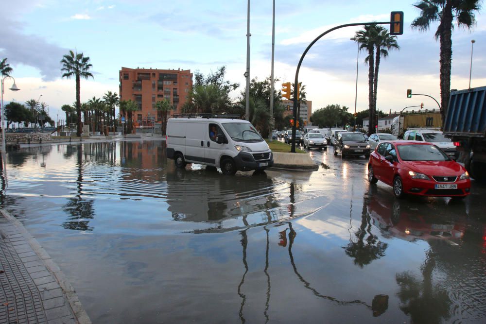 El paseo marítimo de Huelin y la calle Pacífico amanecían inundadas por el agua y provocando retenciones de tráfico.