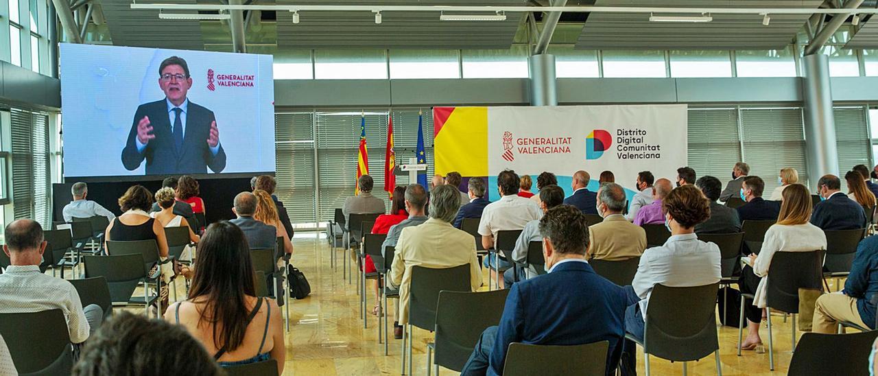 El presidente de la Generalitat, Ximo Puig, anunciando la creación de los tres clústeres, ayer en Distrito Digital.