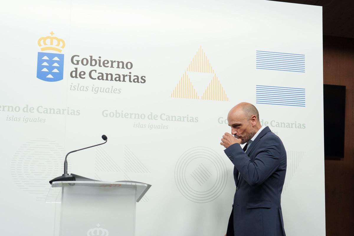 Alfonso Cabello, portavoz del Gobierno, bebe agua antes de la rueda de prensa.