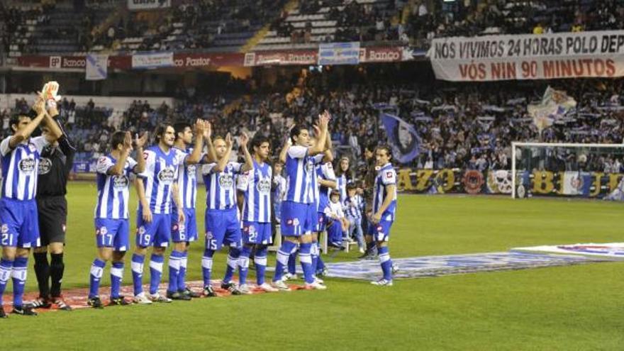 Una pancarta que reza &#039;Nós vivimos 24 horas polo Dépor. Vós nin 90 minutos&#039; recibió al equipo a su salida al terreno de juego. / juan varela