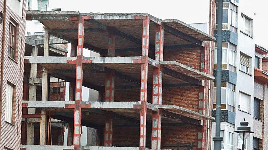 El esqueleto del edificio &quot;Los Tomelos&quot;, en El Carbayedo.