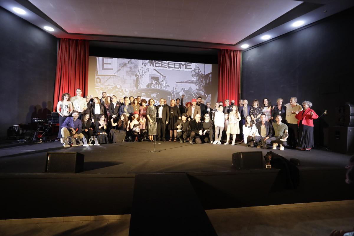 Foto de familia al concluir la gala de clausura del Festival de Fuentes.