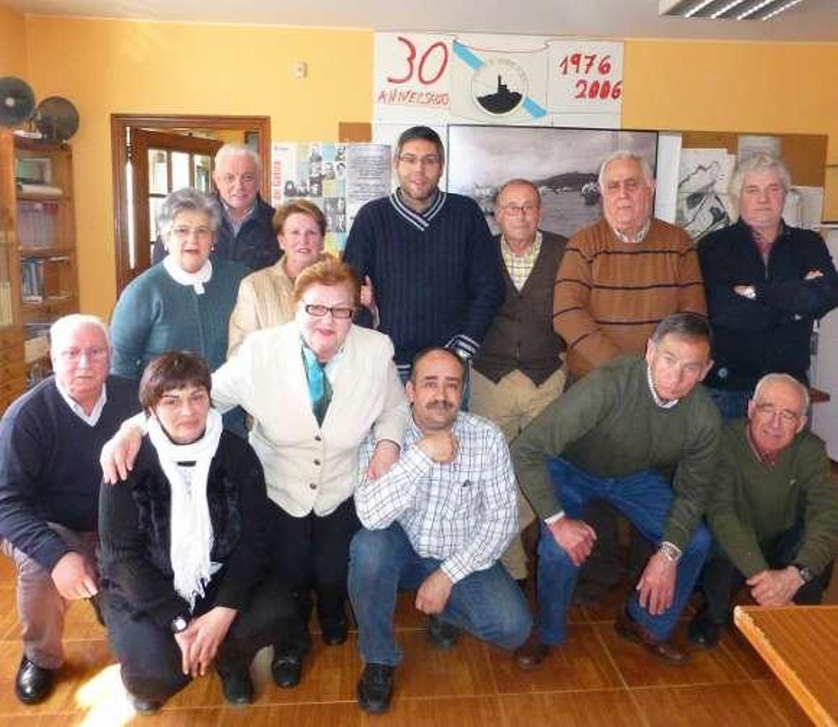 La nueva junta directiva, con Antonio Collazo (2º izq.), ayer en el local social tras la celebración de la asamblea.  // Fdv