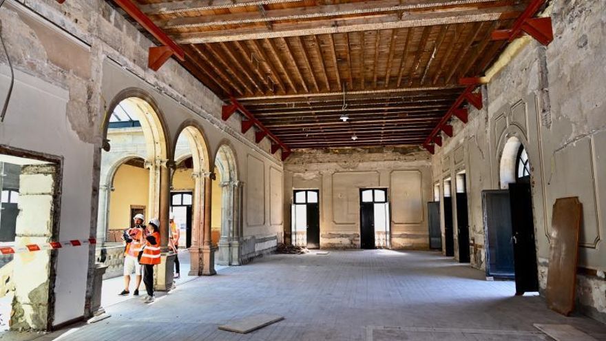 Vista del salón de Plenos que será recuperado en su antigua extensión. | // RAFA VÁZQUEZ.