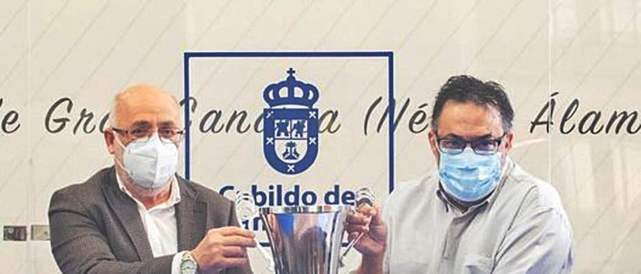 Antonio Morales –izqda.– y Manolo Campos, con la Copa de la Liga Iberdrola.  | | LP/DLP