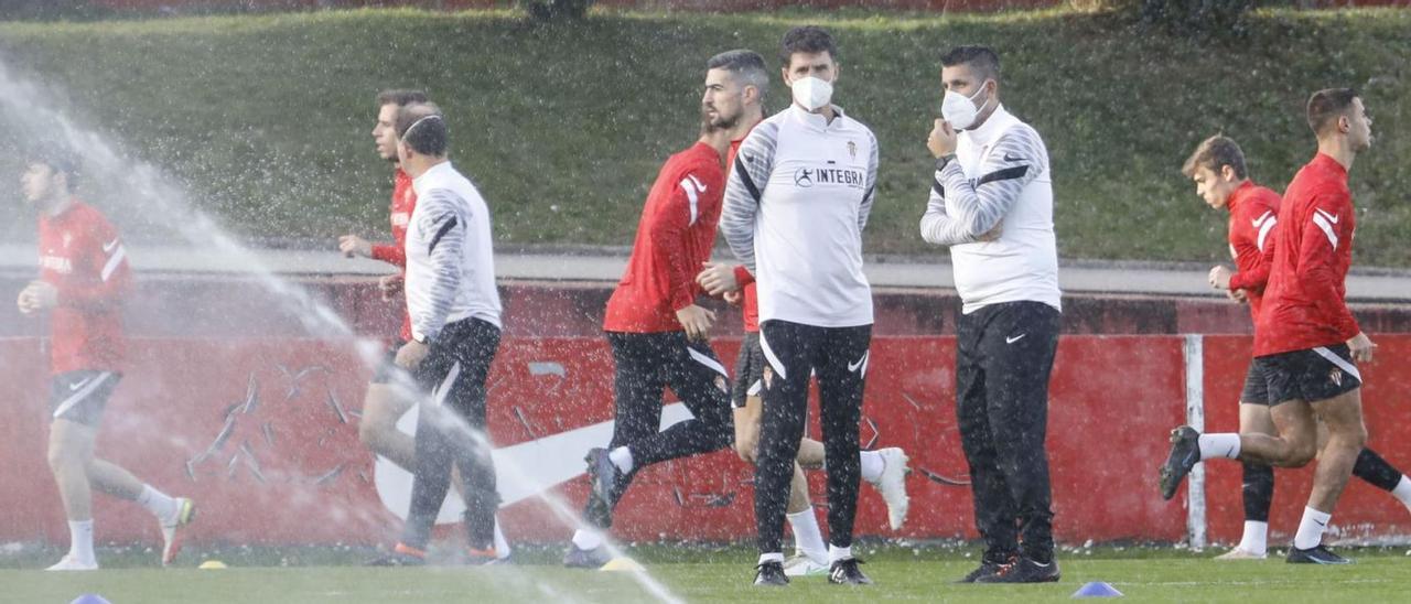 Marcos García, primero por la derecha con sudadera blanca, junto a José Antonio Gordillo, en Mareo. En el recuadro, Marcos García. | Marcos León / RSG