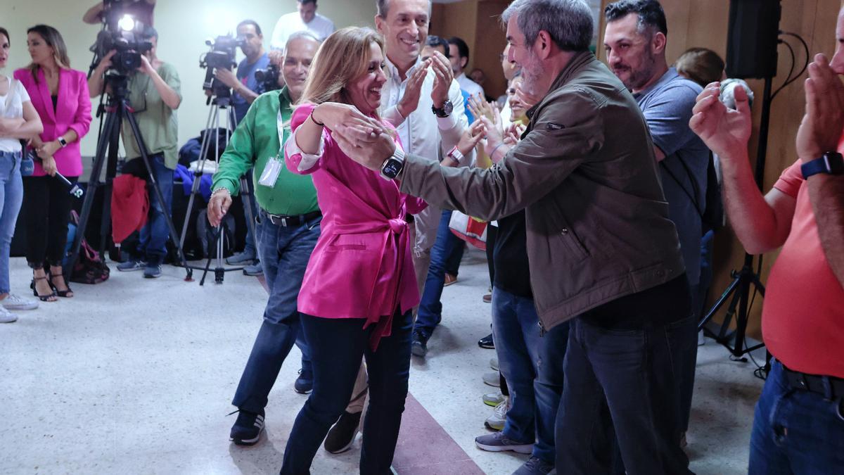 Rosa Dávila, candidata de CC a la Presidencia delCabildo de Tenerife, celebra sus resultados con Fernando Clavijo.