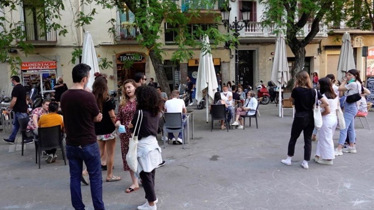 onbarcelona Varios jovenes hacen cola para sentarse en una de las terrazas de la plaza de la Vila del barrio de Gracia de Barcelona este lunes en el que la ciudad condal estrena la fase 1 de la desescalada a causa de la crisis del coronavirus  EFE Alejandro Garcia